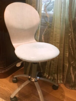 Белое компьютерное кресло